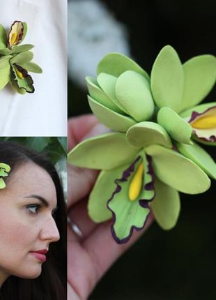 Зеленая заколка брошка с орхидеями ручной работы из полимерной глины