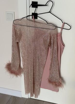 Нова рожева сукня в каміннях з пір’ям на рукавах.8 фото