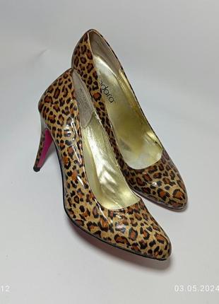 Тигрові туфлі на каблуку