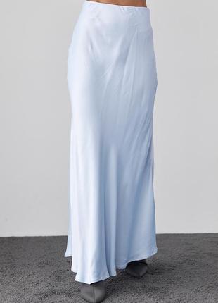 Длинная атласная юбка на резинке голубая