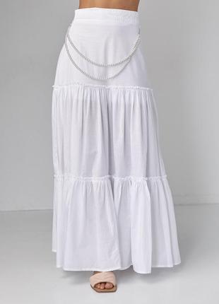 Длинная юбка с оборками украшена ожерельем из жемчуга белая