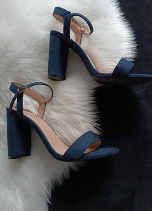 Босоніжки взуття на каблуку сині класичні3 фото