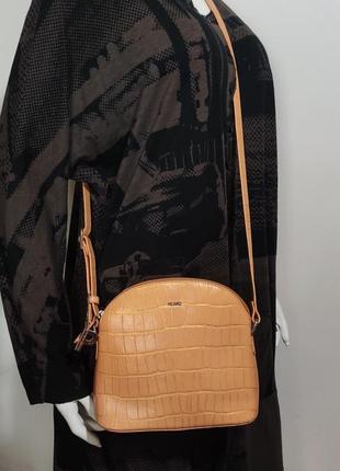 Красивая кожаная сумка кросбоди от picard
