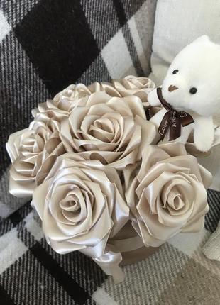Букет цветов из ленты с мишкой в подарочной коробке✨2 фото