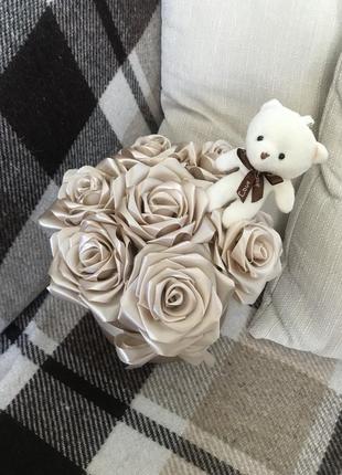 Букет цветов из ленты с мишкой в подарочной коробке✨3 фото