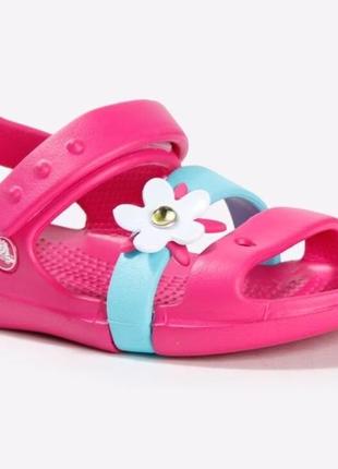 Крокс сандалии детские розовые с цветком crocs keeley charm sandal candy pink2 фото