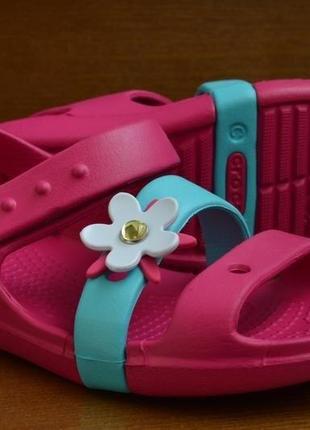 Крокс сандалии детские розовые с цветком crocs keeley charm sandal candy pink4 фото