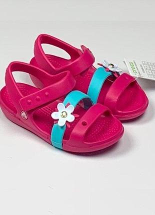 Крокс сандалі дитячі рожеві с квіткою crocs keeley charm sandal candy pink