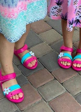 Крокс сандалии детские розовые с цветком crocs keeley charm sandal candy pink8 фото