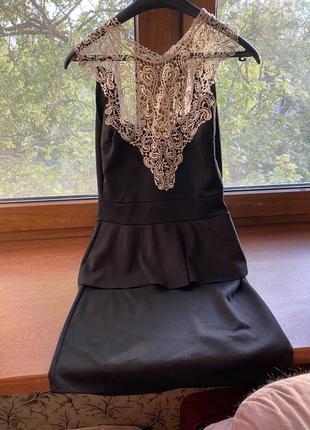 Черное платье с баской и кружевом м 46