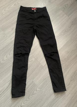 Брюки джинсы  стрейчевые с дырками на коленях s-m размер bilkelife чёрные
