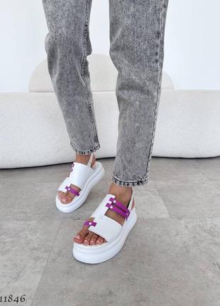 Стильні босоніжки