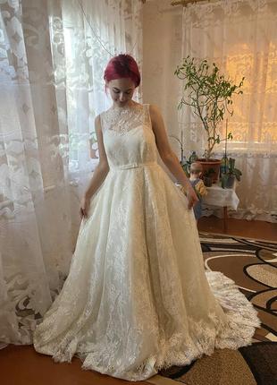 Весільна сукня зі  шлейфом