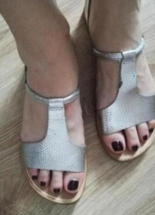 Кожаные фирменные сандали босоножки