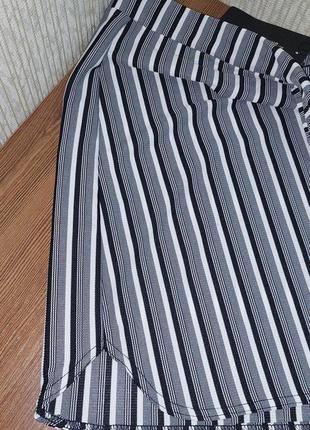 Шикарная мини-юбка в черно-белую полоску prettylittlething scuba curve made in uk с биркой7 фото