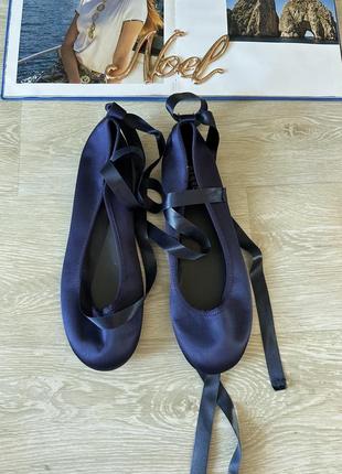 Темно сині атласні туфлі балетки