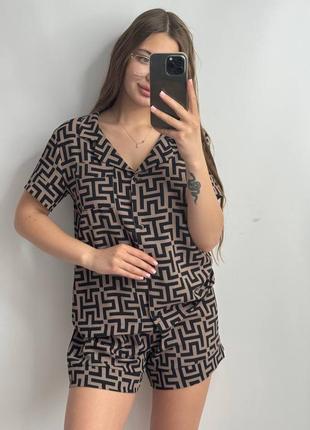 186/24 піжама у принт на ґудзиках, які розстібаються. шорти в поясі прошитою резинкою, широкою ногов