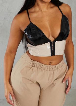 Лаковий топ pretty little thing