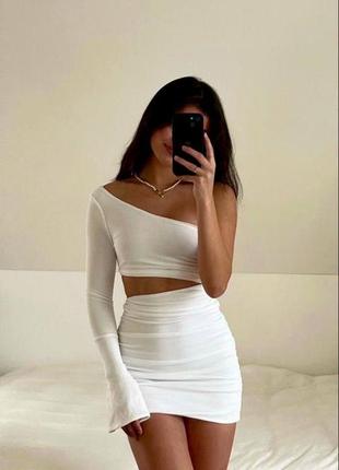 Асимметричное платье с одним рукавом и вырезом на талии