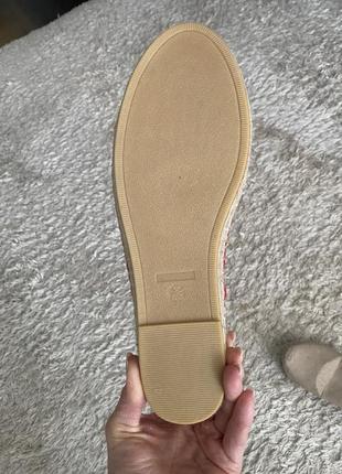 Красные мокасины