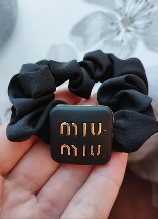 Элегантная фирменная резинка miu miu