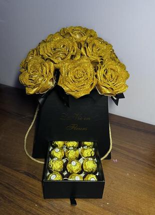 Композиція з атласних троянд і цукерок ferrero rocher