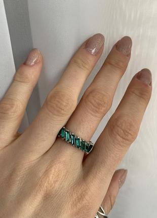 Кольцо с камнями зеленое 17 размер