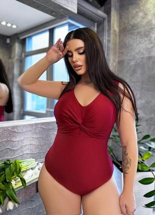 Жіночий суцільний купальник plus size у бордовому та чорному кольорі