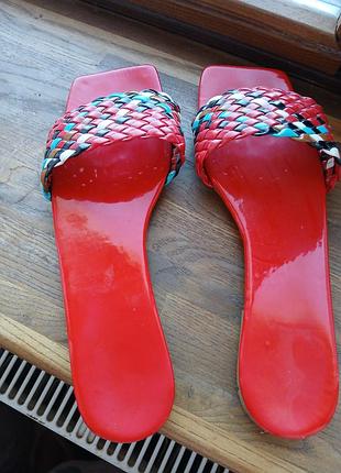 Шлепанці яскравого червоного кольору