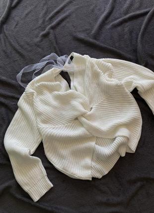 Молочный свитер с узлом и открытой спинкой