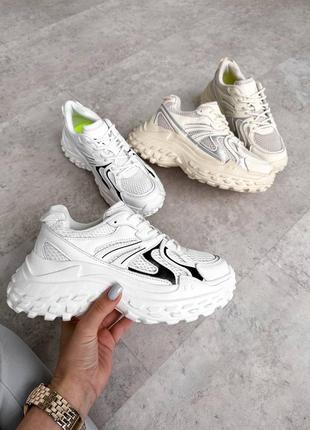 Класні легкі повсякденні кросівки білі бежеві на підвищеній підошві