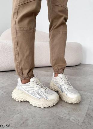 Класні легкі повсякденні кросівки білі бежеві на підвищеній підошві10 фото
