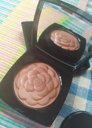 Chanel illuminating powder, в оттенкеreve de camelia