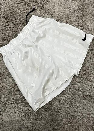 Оригинальные шорты от nike dri-fit на девушку