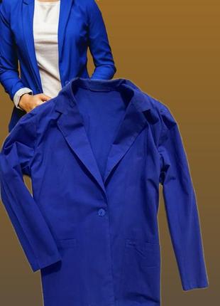 Стильный синий пиджак/пиджак трендового синего цвета
