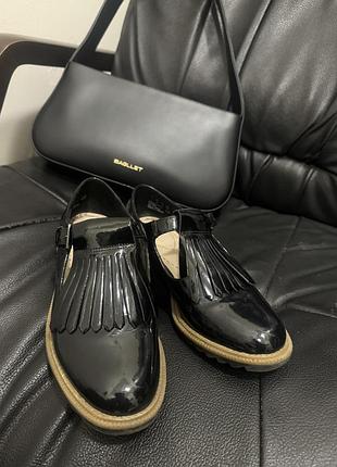 Лаковые кожаные туфли