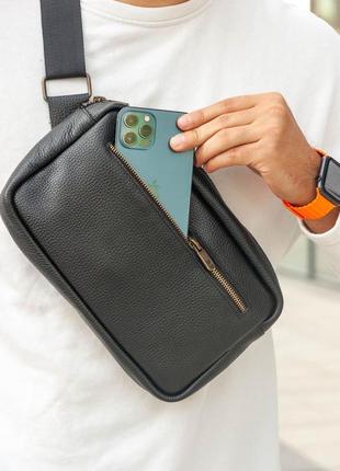 Мужская шикарная качественная и стильная сумка слинг из натуральной кожи черная7 фото