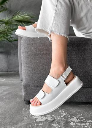 Білі жіночі босоніжки сандалі на липучках на високій підошві потовщеній з натуральної шкіри шкіряні босоніжки на липучках