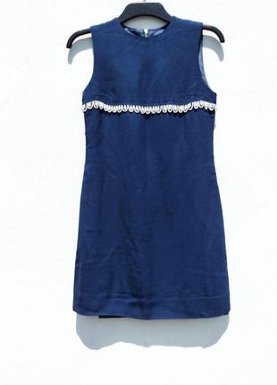 Элегантное синее облегающее платье с жемчужными бусинами