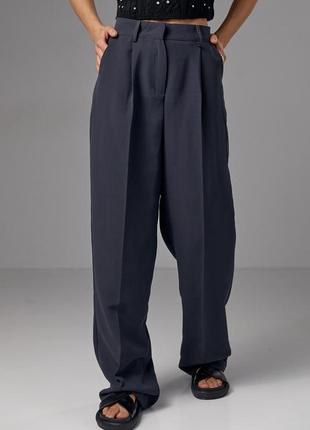 Класичні штани зі стрілками прямого крою темно сірі