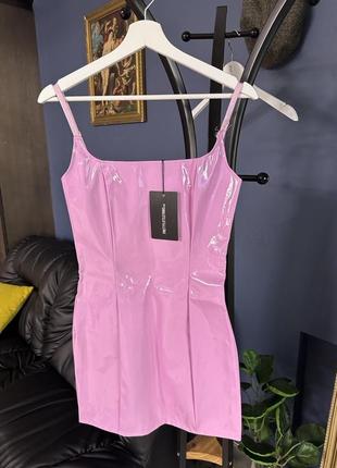 Розовое облегающее платье из искусственной кожи3 фото