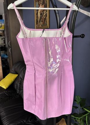 Розовое облегающее платье из искусственной кожи8 фото