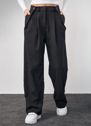 Класичні брюки з акцентними гудзиками на поясі чорні брюки
