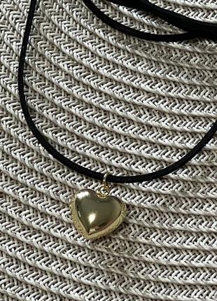 Новый чокер-сердце, сердечко золотистого цвета с черным шнурком3 фото
