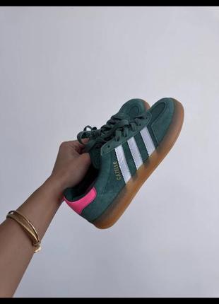 Ad gazelle indoor “collegiate green pink”