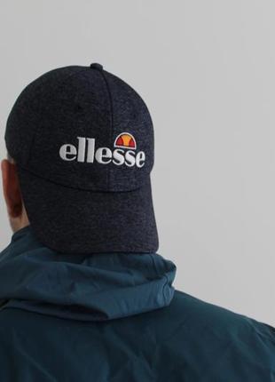 Мужская красивая кепка на фото ellesse синего цвета с вышитым логотипом