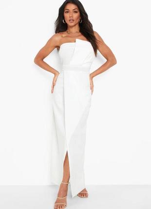 Шикарное платье-макси бандо белого цвета с разрезом от boohoo, размер s