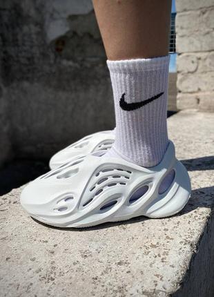 ☀️жіночі шльопанці yeezy foam runner white (no logo)