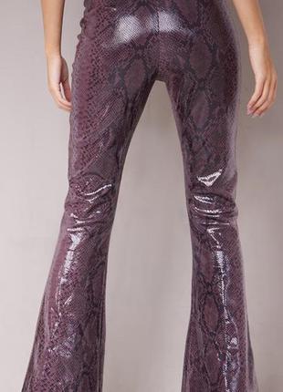 Високі латексні еко шкіряні штани кльош від коліна брюки в анімалістичний зміїний принт plt y2k шоколадного кольору з корсетною шнурівкою еротичні3 фото