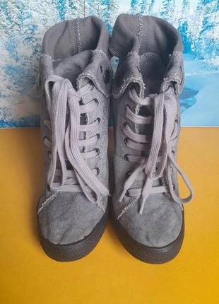 Джинсовые серые ботиночки на каблуке2 фото